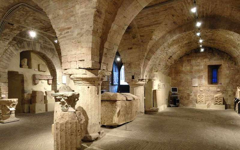 Assisi: a San Rufino-altemplom kriptája és a római fórum alatti föld alatti túra