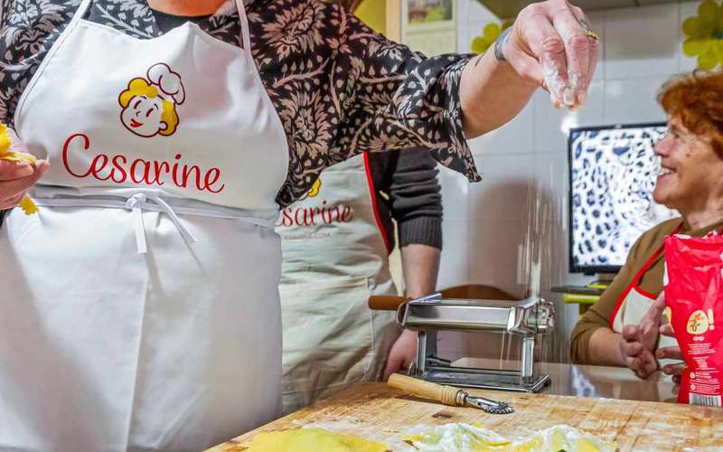 Boragó-ravioli főzőkurzus Cremonában, kerti fűszernövényekkel