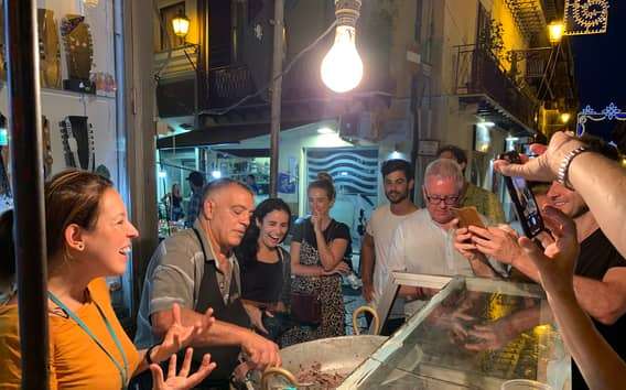 Tour de comida de rua em Palermo à noite, em grupo pequeno