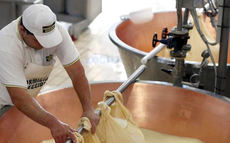 Parmigiano-Reggiano sajtos túra Parmából szállodai transzferrel