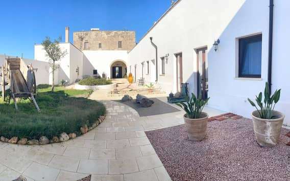 Wijnproeverij op Masseria Vico, biologische boerderij in Salento