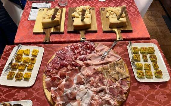 Bologna/Modena: Parmigiano, Ferrari und Wein Tour mit Mittagessen