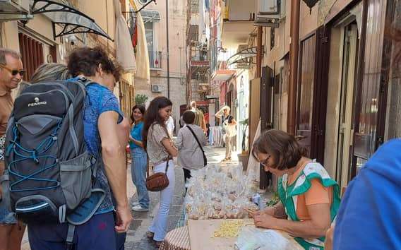 Bari: Geführter Rundgang mit Verkostung lokaler Produkte