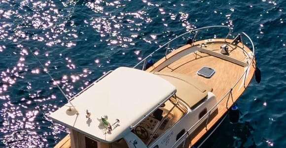 Da Monopoli a Polignano: Tour delle Grotte con Focaccia, Prosecco e nuoto