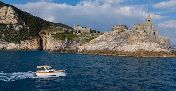 Von La Spezia aus: Bootstour durch die Cinque Terre mit Mittagessen und Getränken
