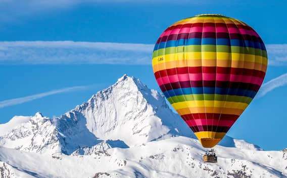 Voo de balão de ar quente em Aosta sobre os Alpes