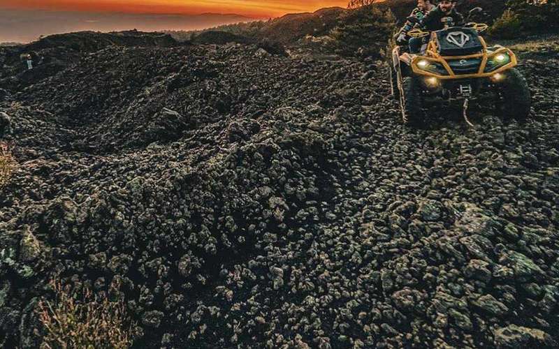 Etna quad-túra: lávabarlangok és fenyőerdő között vezetsz