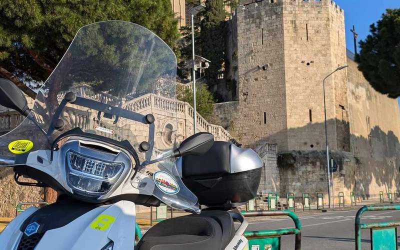 Taorminai robogós túra Messinából Castelmolán és Savocán át