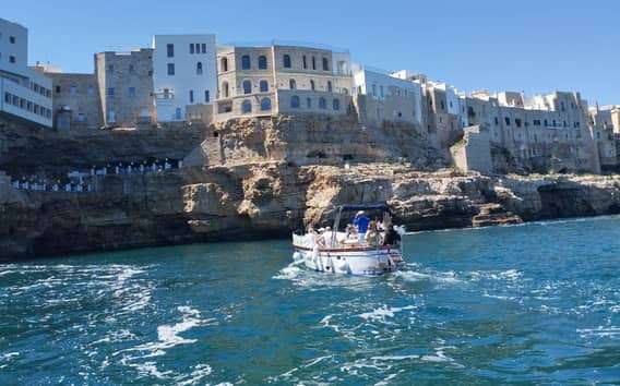 Monopoli: Tour guidato in barca di 2,5 ore alle Grotte di Polignano a Mare