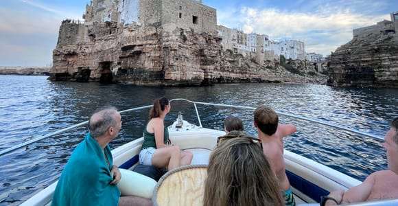 Polignano: Begeleide kustlijn & grotten rondvaart met zwempauze