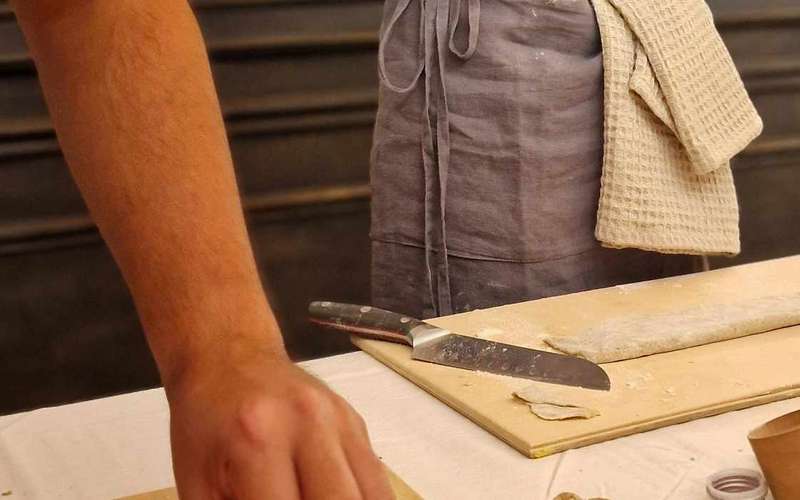Corso di cucina con mercato contadino e vino in Toscana