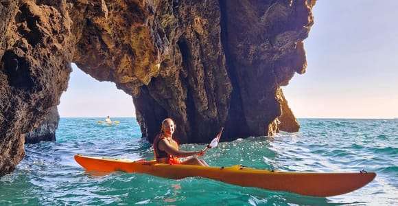 La Spezia: Kajak- und Höhlentour bei Sonnenuntergang mit Schwimmen und Aperitif