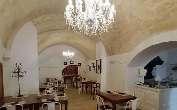 Diner in grotrestaurant in Matera met Lucaanse gerechten en wijn