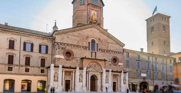 Reggio Emilia: Guided Walking Tour with Food Tastings