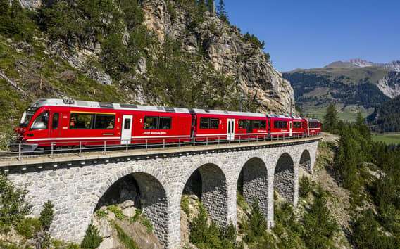 Bernina-trein en St. Moritz: dagtour vanuit Milaan