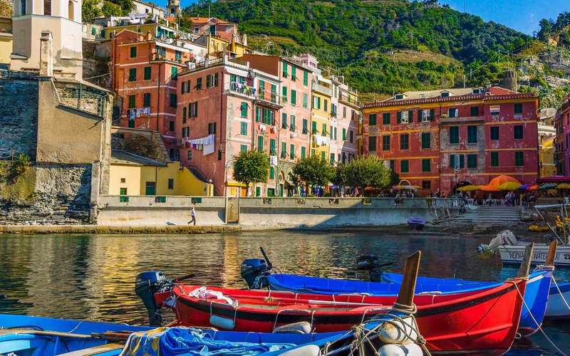 Plavba lodí podél Cinque Terre se šnorchlováním