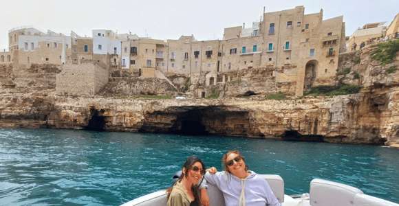 Polignano: Rondvaart naar grotten met zwemmen en aperitief