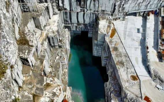 Passeio de 4x4 na pedreira Cava Valsora, Alpes Apuanos