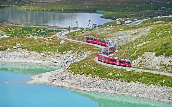 Z jezera Como: výlet červeným vlakem Bernina do Svatého Mořice