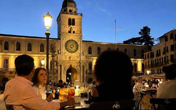 Degustace vín na Piazza dei Signori se sklenicí na památku