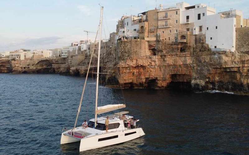 Polignano a Mare: katamaránozás aperitiffel és helyi ételekkel
